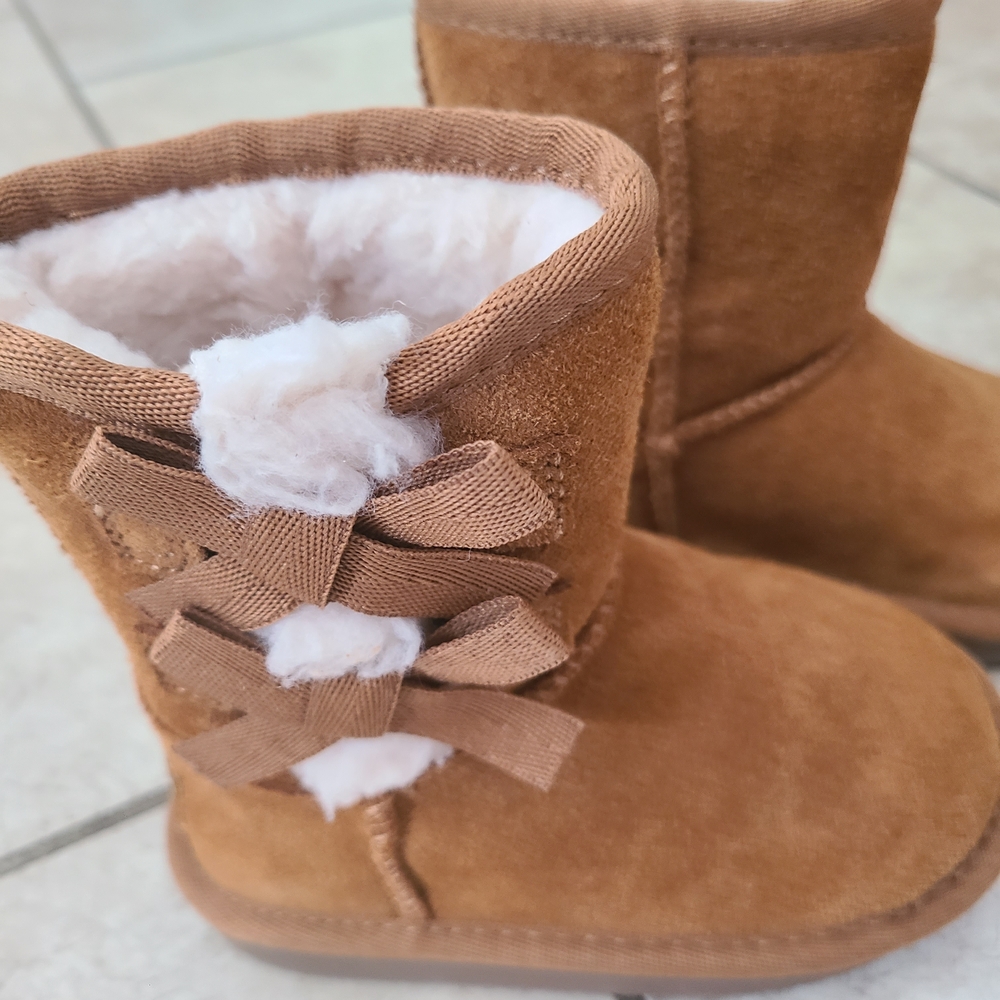 Koolaburra Tan Suede Boots with Bows